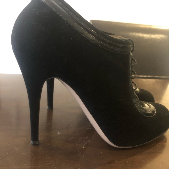 Suede Valentino Garavani ankle bootie - Picture 9 of 9